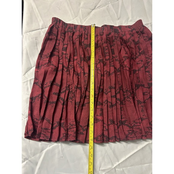 Banana Republic Red Snake Print Pleated Mini Skirt Women's Size M Lined - Picture 5 of 6